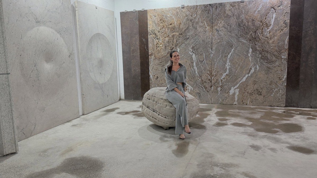 Jéssica Samury no showroom da Essenza, entre chapas de pedras naturais